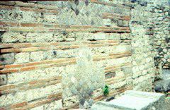 Wall made of layers of brick and rubble (OPUS VITTATUM) 