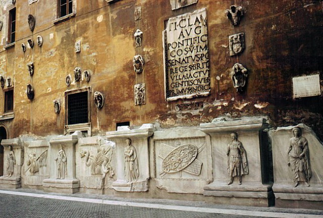 Palazzo Senatorio. Fragments attached to the wall.