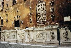 Palazzo Senatorio. Fragments attached to the wall.