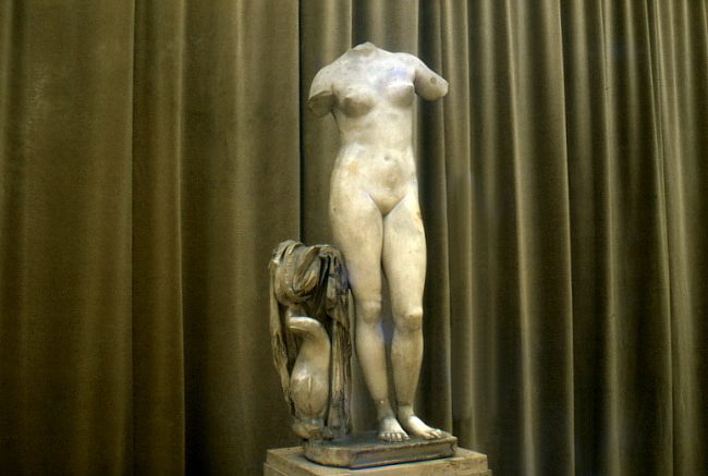 Aphrodite. A hadrianic-era copy of a late-hellenistic original.